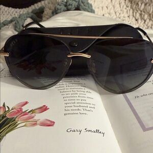 Diff Eyewear Black and Gold Aviator Sunglasses